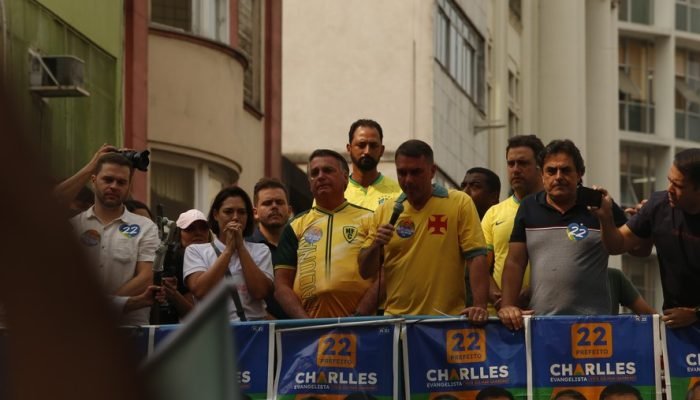 O senador Flávio Bolsonaro e o pai, o ex-presidente Jair Bolsonaro, fizeram críticas ao ministr...