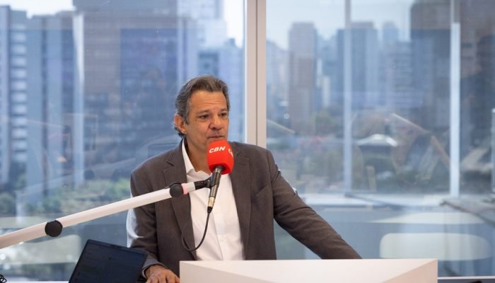 Fernando Haddad (PT), candidato ao governo de São Paulo, participa de sabatina realizada pelos j...