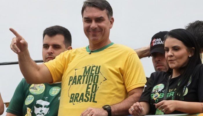 'Meu partido é o Brasil': Flávio repetiu camisa de Jair — Foto: Fabiano Rocha