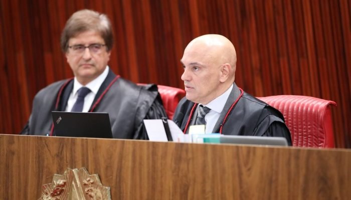 Paulo Gonet e o ministro Alexandre de Moraes, no início de julgamento de ação do PDT contra Bo...