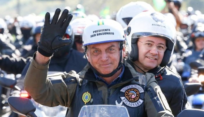 Cezinha de Madureira na garupa de Jair Bolsonaro em motociata em 2021 — Foto: Alan Santos/PR