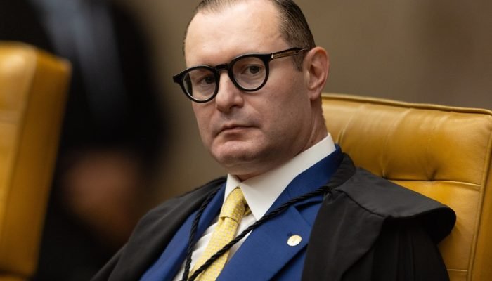 Ministro Cristiano Zanin durante sessão plenária do STF — Foto: Brenno Carvalho / Agência O ...