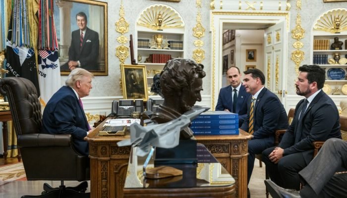 O presidente Donald Trump, o senador Flávio Bolsonaro, o ex-deputado Eduardo Bolsonaro e o influ...