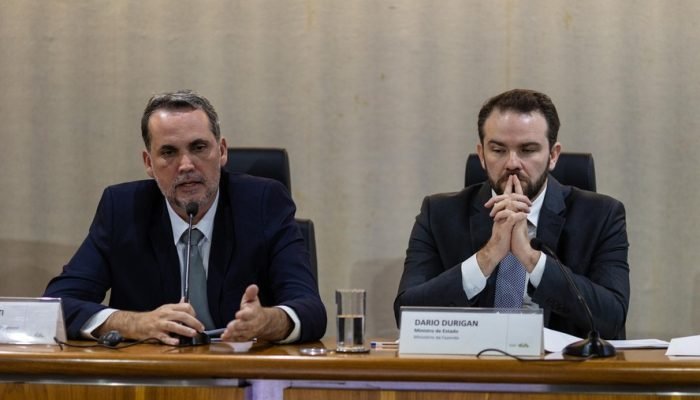 Os ministros do Planejamento, Bruno Moretti; e da Fazenda, Dario Durigan — Foto: Brenno Carvalh...