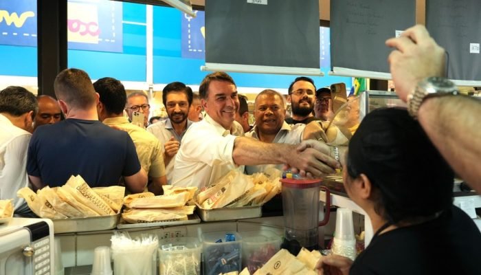 Flávio Bolsonaro em campanha em São Paulo ao lado do prefeito da capital, Ricardo Nunes — Fot...